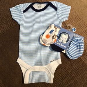 NWOT Gerber Onesie & 3 pack Mittens 0-3 M